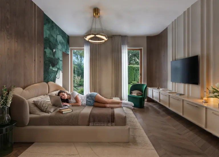 Mély Tónusok Harmóniája – Smaragdzöld és Diófa egy Luxus Hálószobában